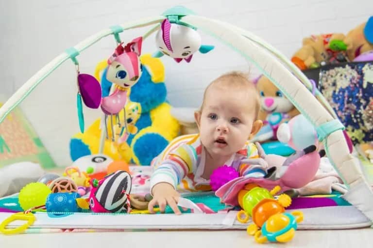 Mata edukacyjna dla niemowlaka: kiedy zacząć? Sprawdź!