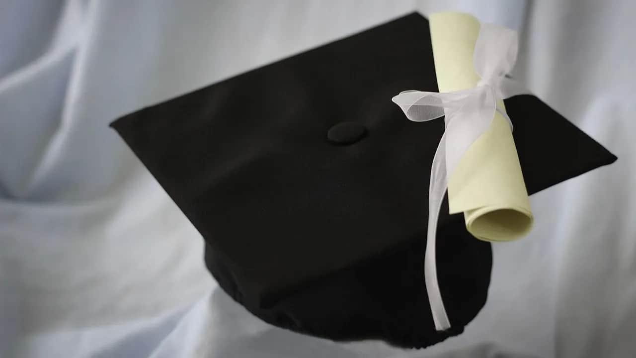 Szkoła policealna bez matury: Jak się zapisać i jakie kierunki wybrać?