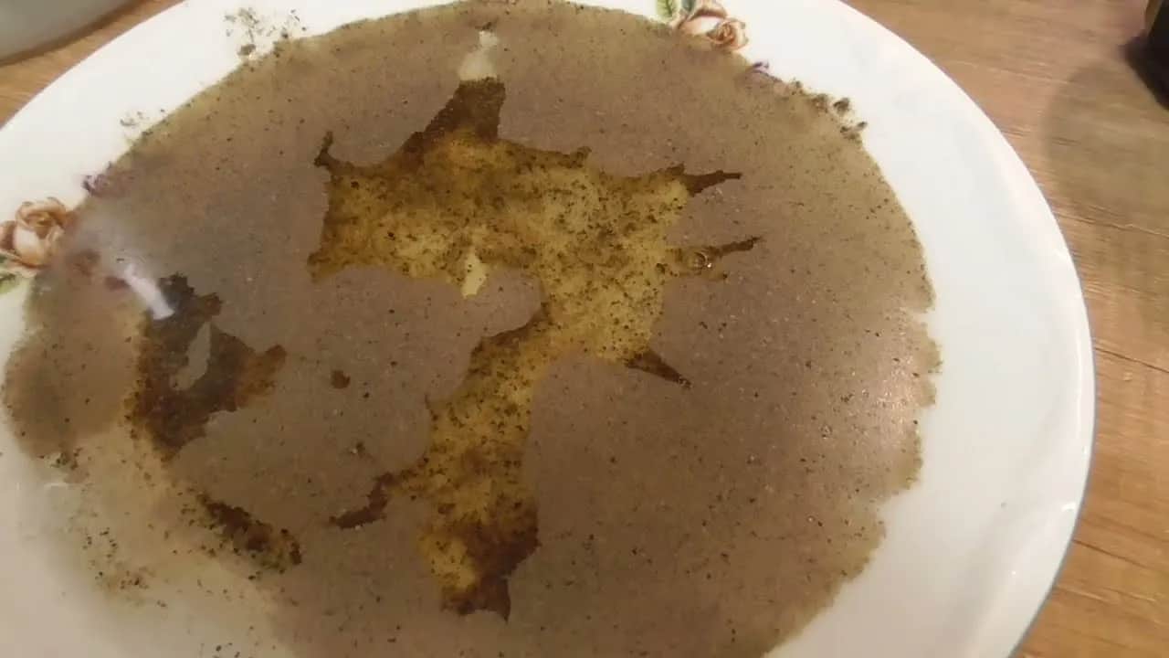 Uciekający pieprz: Odkryj sekret napięcia powierzchniowego wody