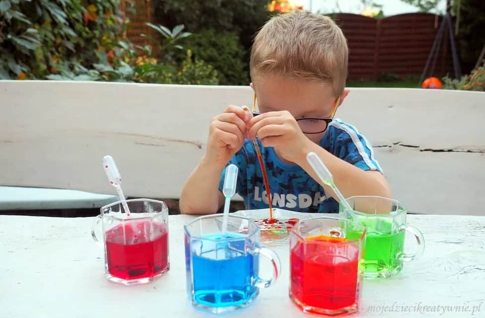 Eksperymenty z wodą dla dzieci: 10+ pomysłów na naukę i zabawę!